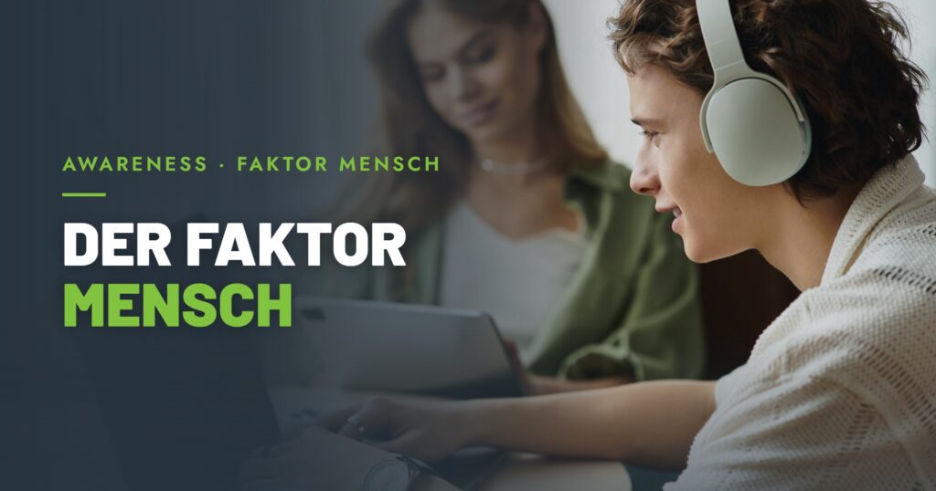 Junger Mensch mit Kopfhörern lernt am Laptop als Symbolbild für Security Awareness und Schulungen