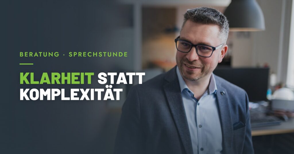 Berater im Gespräch in einem Büro als Symbolbild für Compliance-Beratung und die Sprechstunde