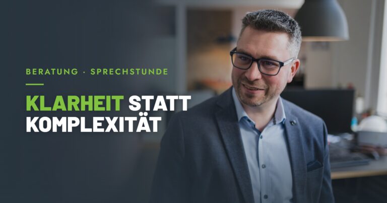 Berater im Gespräch in einem Büro als Symbolbild für Compliance-Beratung und die Sprechstunde
