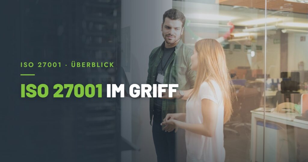 Fachkräfte mit Laptop am Serverschrank als Symbolbild für ein ISMS nach ISO 27001